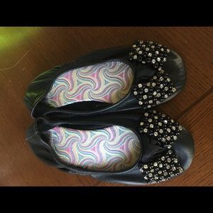 Black travel flats w/ bow